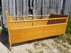 Lit scandinave enfant bois pieds compas avec rotin courbé vintage
