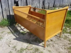Lit scandinave enfant bois pieds compas avec rotin courbé vintage