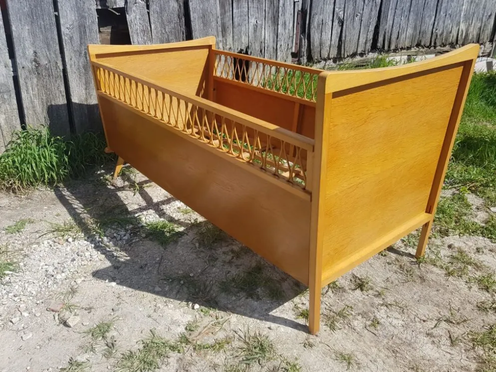 Lit scandinave enfant bois pieds compas avec rotin courbé vintage