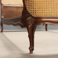 Lit simple de style Barocchetto en noyer