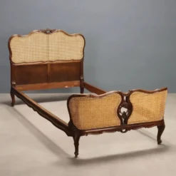 Lit simple de style Barocchetto en noyer