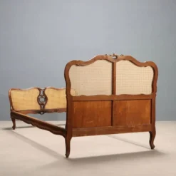 Lit simple de style Barocchetto en noyer