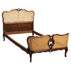 Lit simple de style Barocchetto en noyer