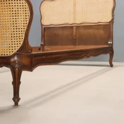 Lit simple de style Barocchetto en noyer