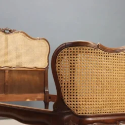 Lit simple de style Barocchetto en noyer
