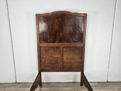 Lit simple de style Liberty du début du 20e siècle