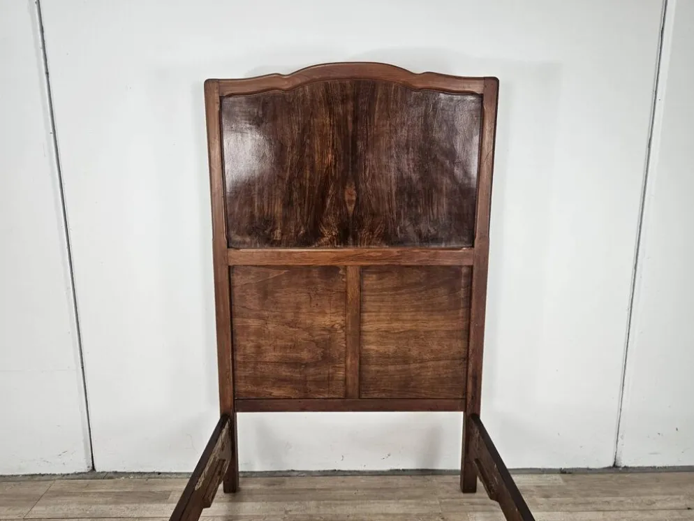 Lit simple de style Liberty du début du 20e siècle