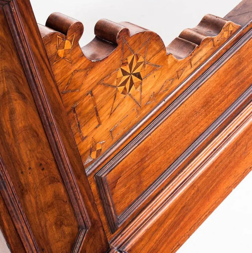 Lit simple en noyer massif avec détails marquetés. France, années 1930