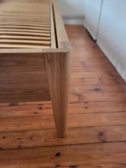 Lit simple en orme américain massif - Design contemporain épuré