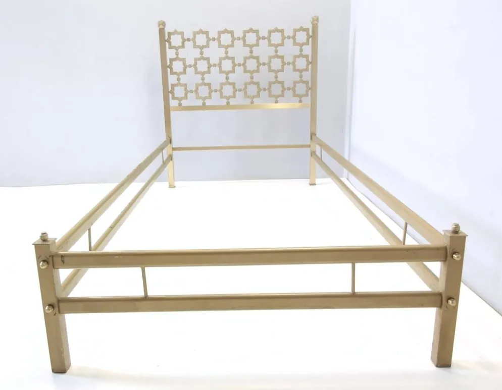 Lit simple sculptural postmoderne en laiton par Luciano Frigerio, Italie
