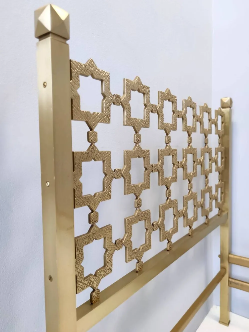 Lit simple sculptural postmoderne en laiton par Luciano Frigerio, Italie