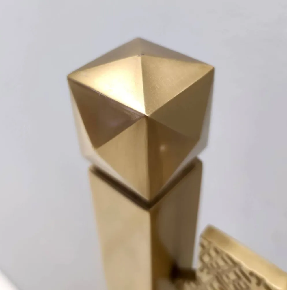 Lit simple sculptural postmoderne en laiton par Luciano Frigerio, Italie