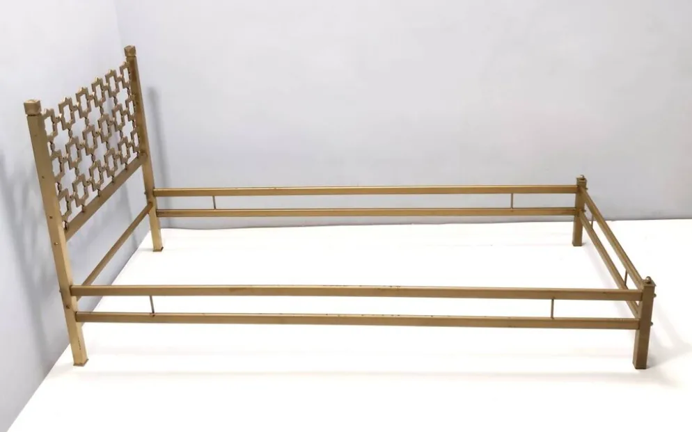 Lit simple sculptural postmoderne en laiton par Luciano Frigerio, Italie