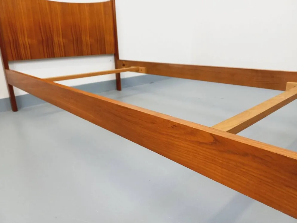 Lit simple vintage style scandinave en teck des années 60