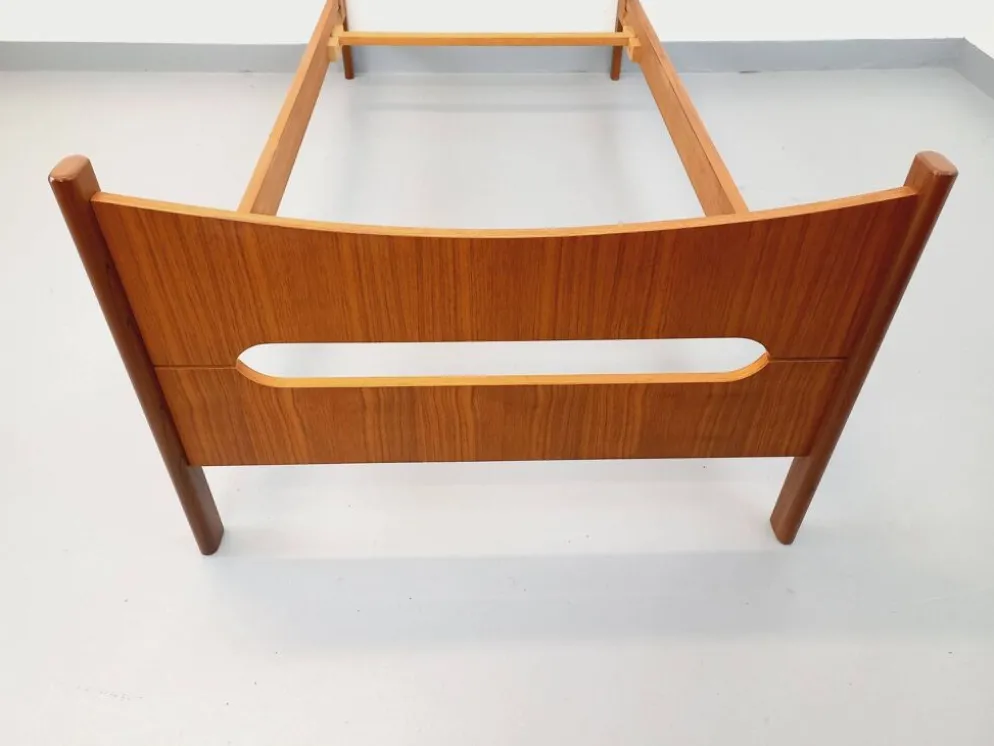 Lit simple vintage style scandinave en teck des années 60