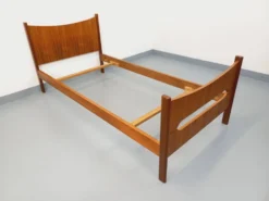 Lit simple vintage style scandinave en teck des années 60