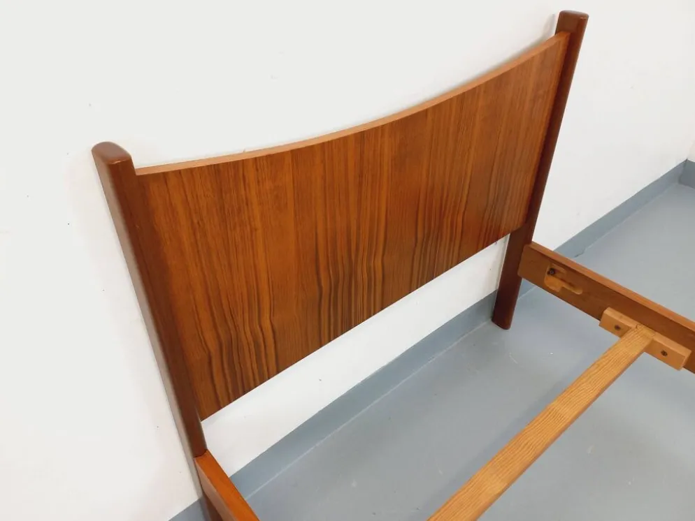 Lit simple vintage style scandinave en teck des années 60