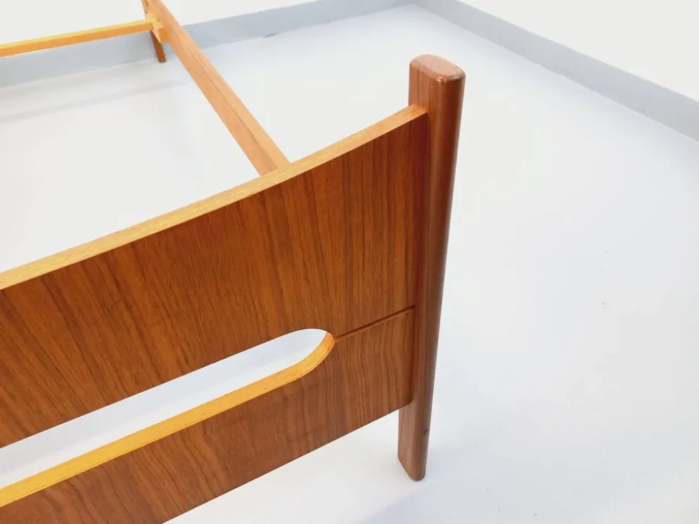 Lit simple vintage style scandinave en teck des années 60