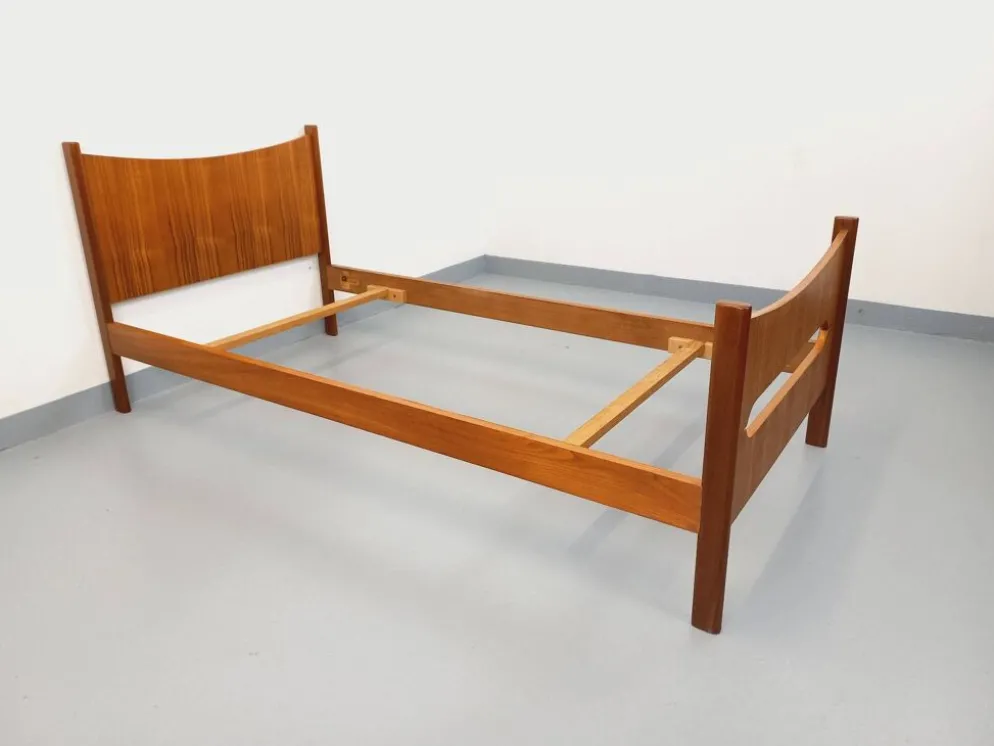 Lit simple vintage style scandinave en teck des années 60
