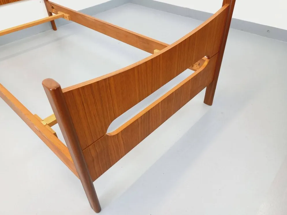 Lit simple vintage style scandinave en teck des années 60