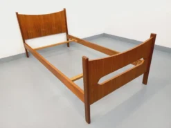 Lit simple vintage style scandinave en teck des années 60