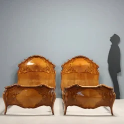 Lits simples anciens de style baroque en bois, XXe siècle