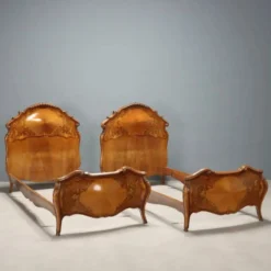 Lits simples anciens de style baroque en bois, XXe siècle