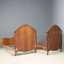 Lits simples anciens de style baroque en bois, XXe siècle