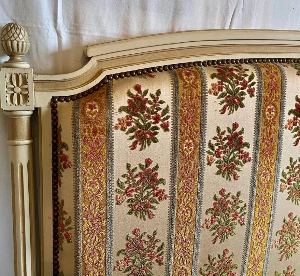 Lit Style Louis XVI en bois patiné et colonnes cannelées