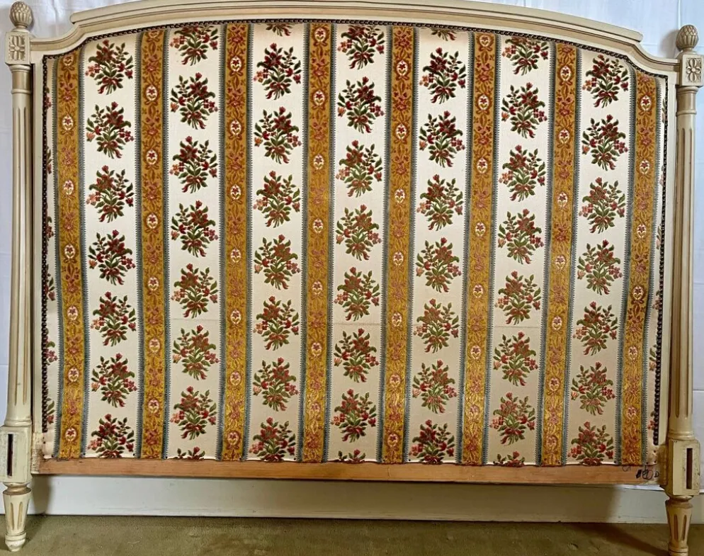 Lit Style Louis XVI en bois patiné et colonnes cannelées