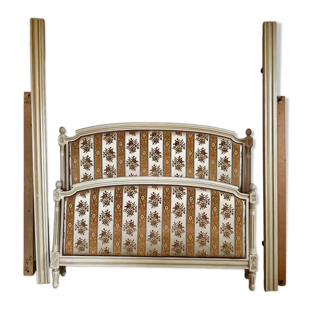 Lit Style Louis XVI en bois patiné et colonnes cannelées