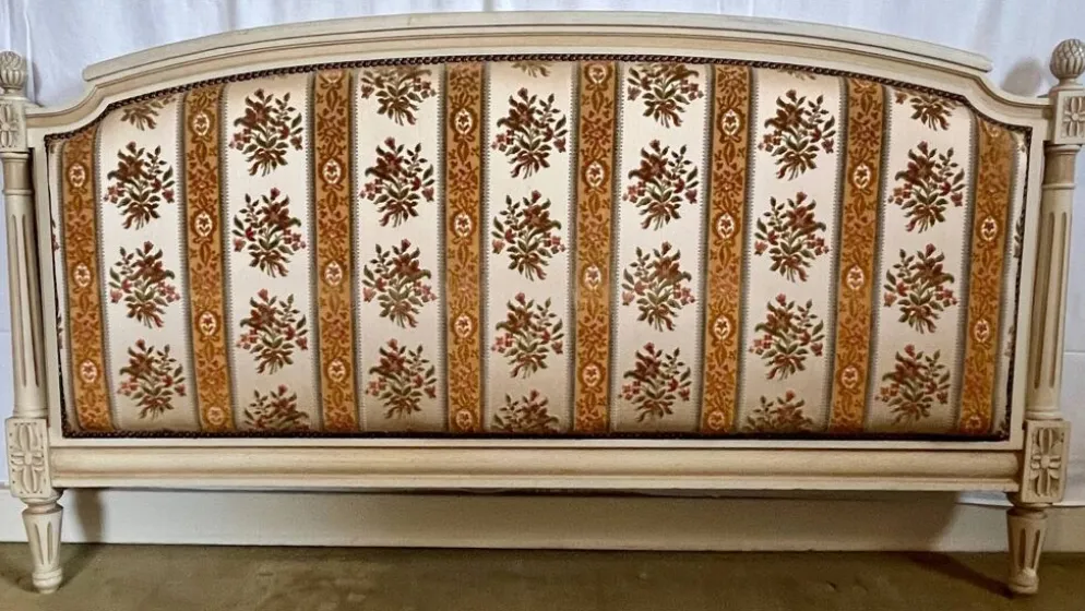 Lit Style Louis XVI en bois patiné et colonnes cannelées