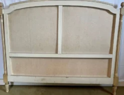 Lit Style Louis XVI en bois patiné et colonnes cannelées