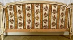 Lit Style Louis XVI en bois patiné et colonnes cannelées