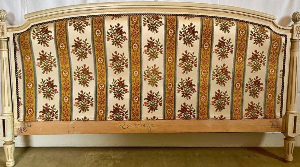 Lit Style Louis XVI en bois patiné et colonnes cannelées