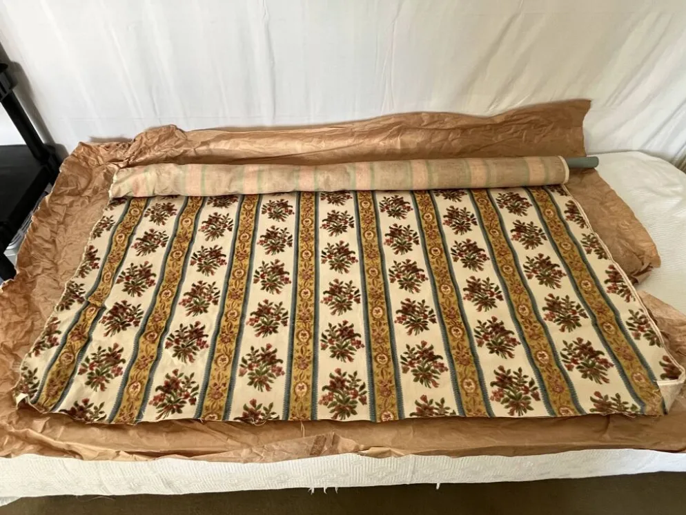 Lit Style Louis XVI en bois patiné et colonnes cannelées