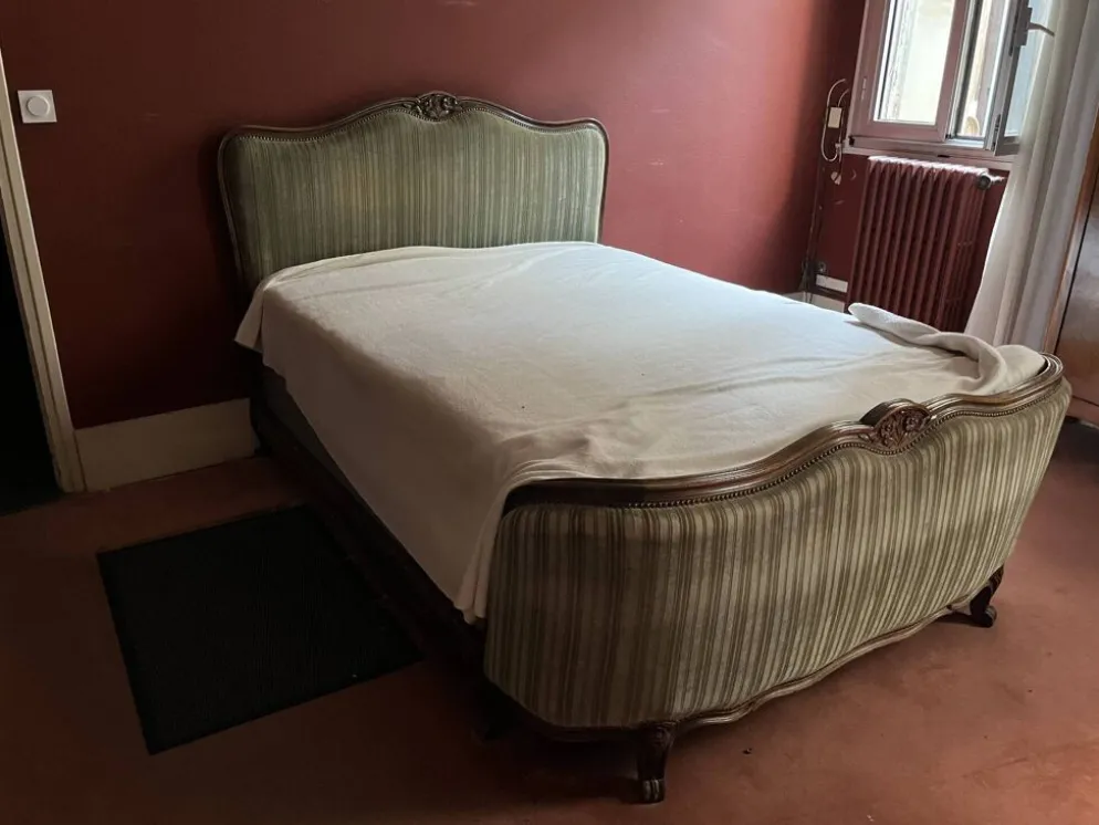 Lit style Louis XV — Noyer sculpté