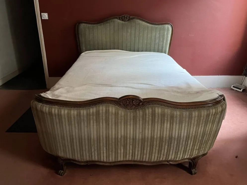 Lit style Louis XV — Noyer sculpté