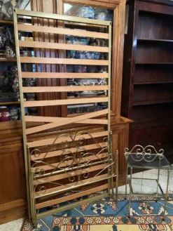 Lit une personne de style romantique en laiton avec table de chevet