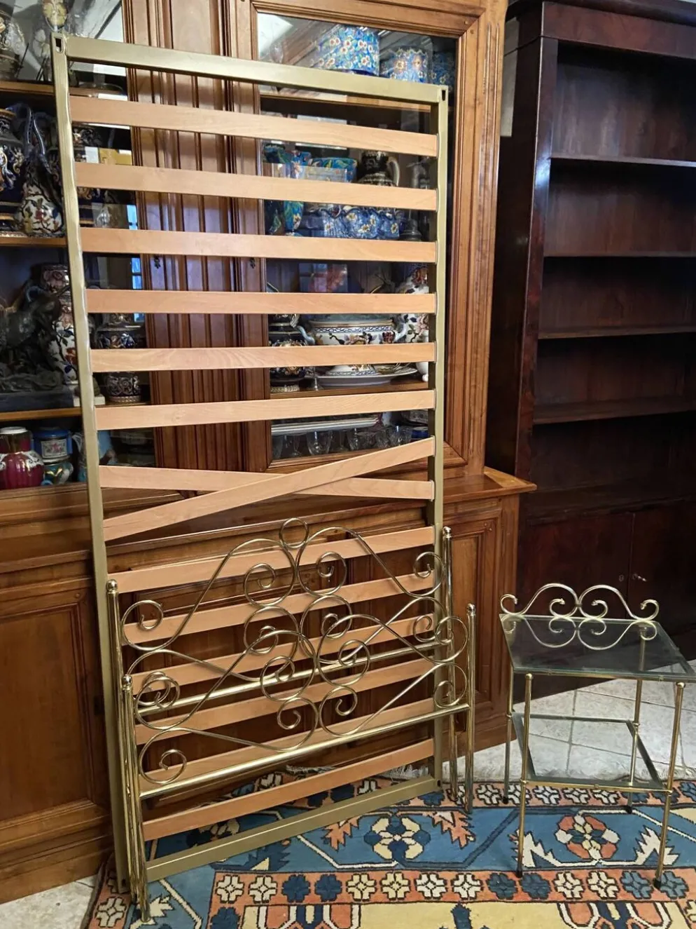 Lit une personne de style romantique en laiton avec table de chevet