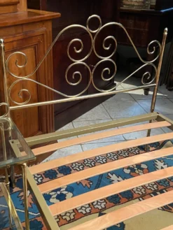 Lit une personne de style romantique en laiton avec table de chevet