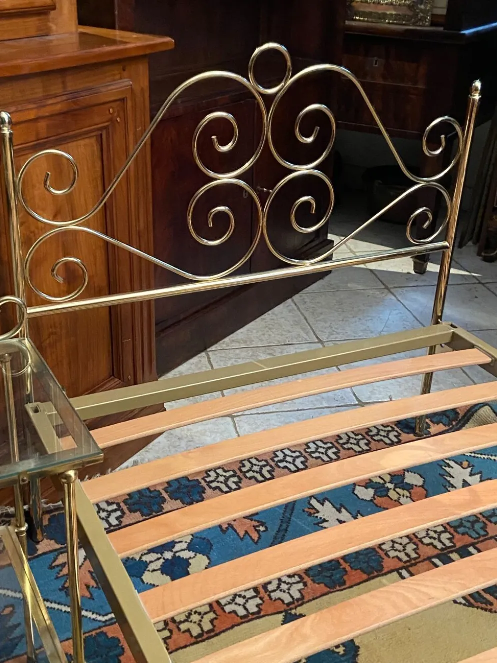 Lit une personne de style romantique en laiton avec table de chevet