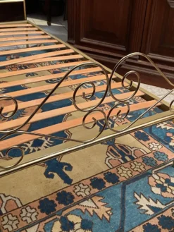 Lit une personne de style romantique en laiton avec table de chevet