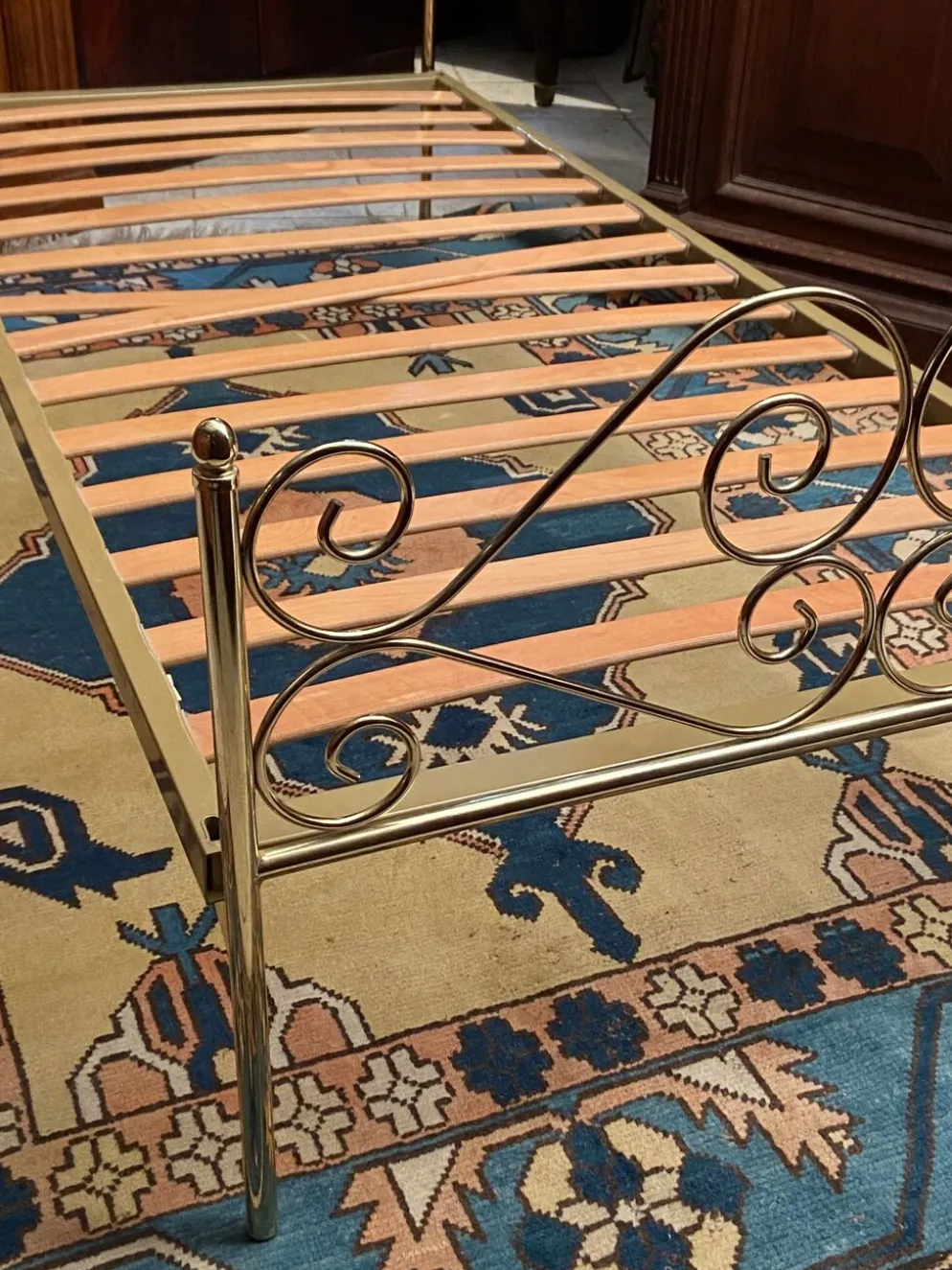 Lit une personne de style romantique en laiton avec table de chevet