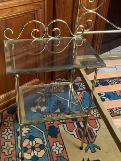 Lit une personne de style romantique en laiton avec table de chevet