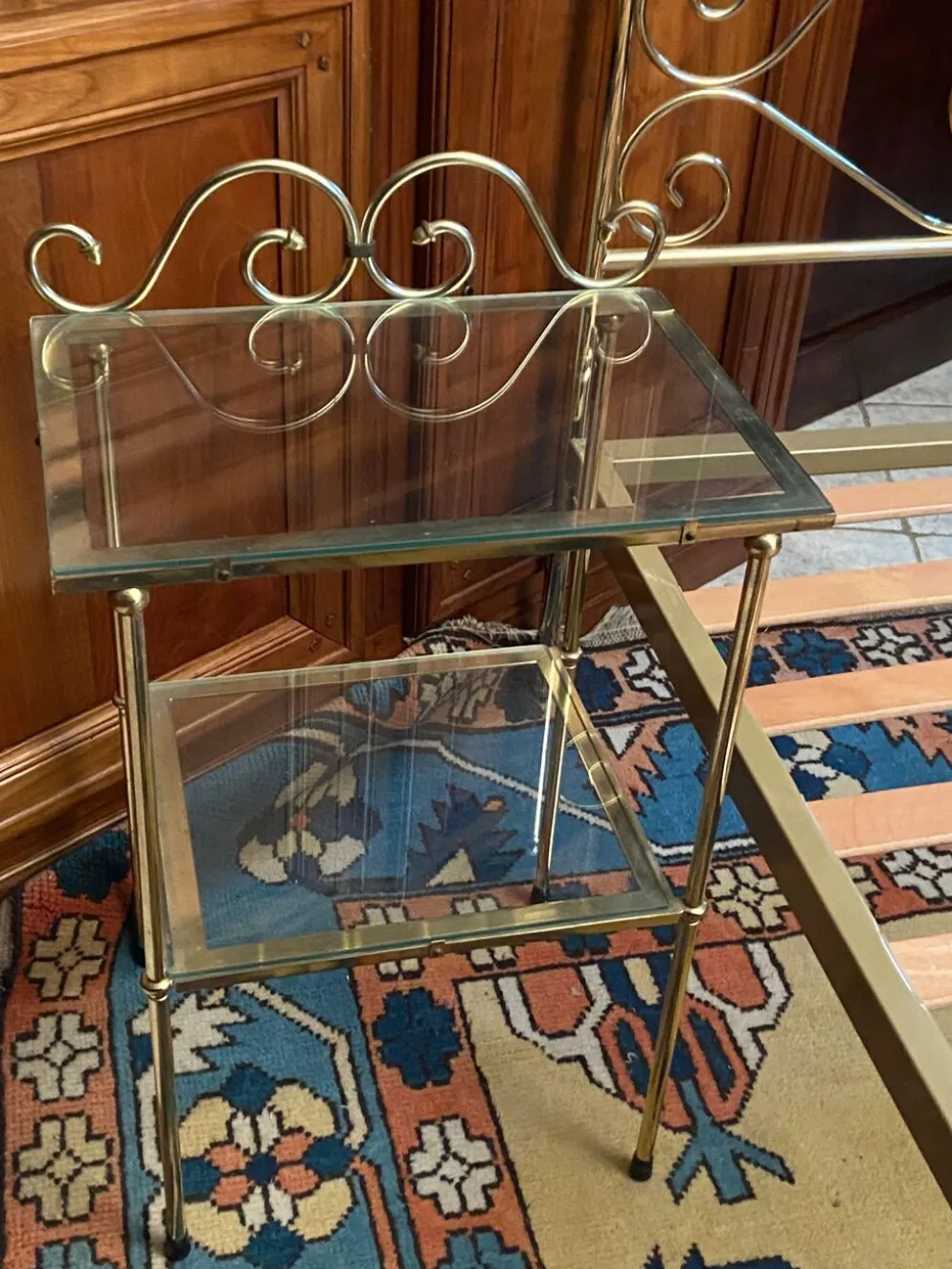 Lit une personne de style romantique en laiton avec table de chevet