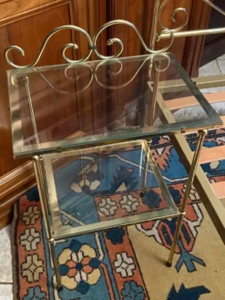 Lit une personne de style romantique en laiton avec table de chevet