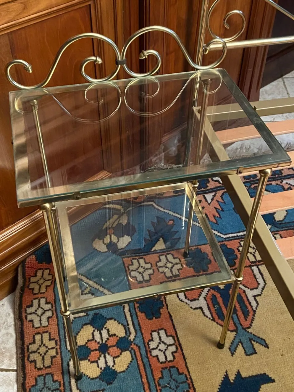 Lit une personne de style romantique en laiton avec table de chevet