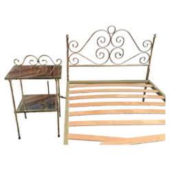 Lit une personne de style romantique en laiton avec table de chevet