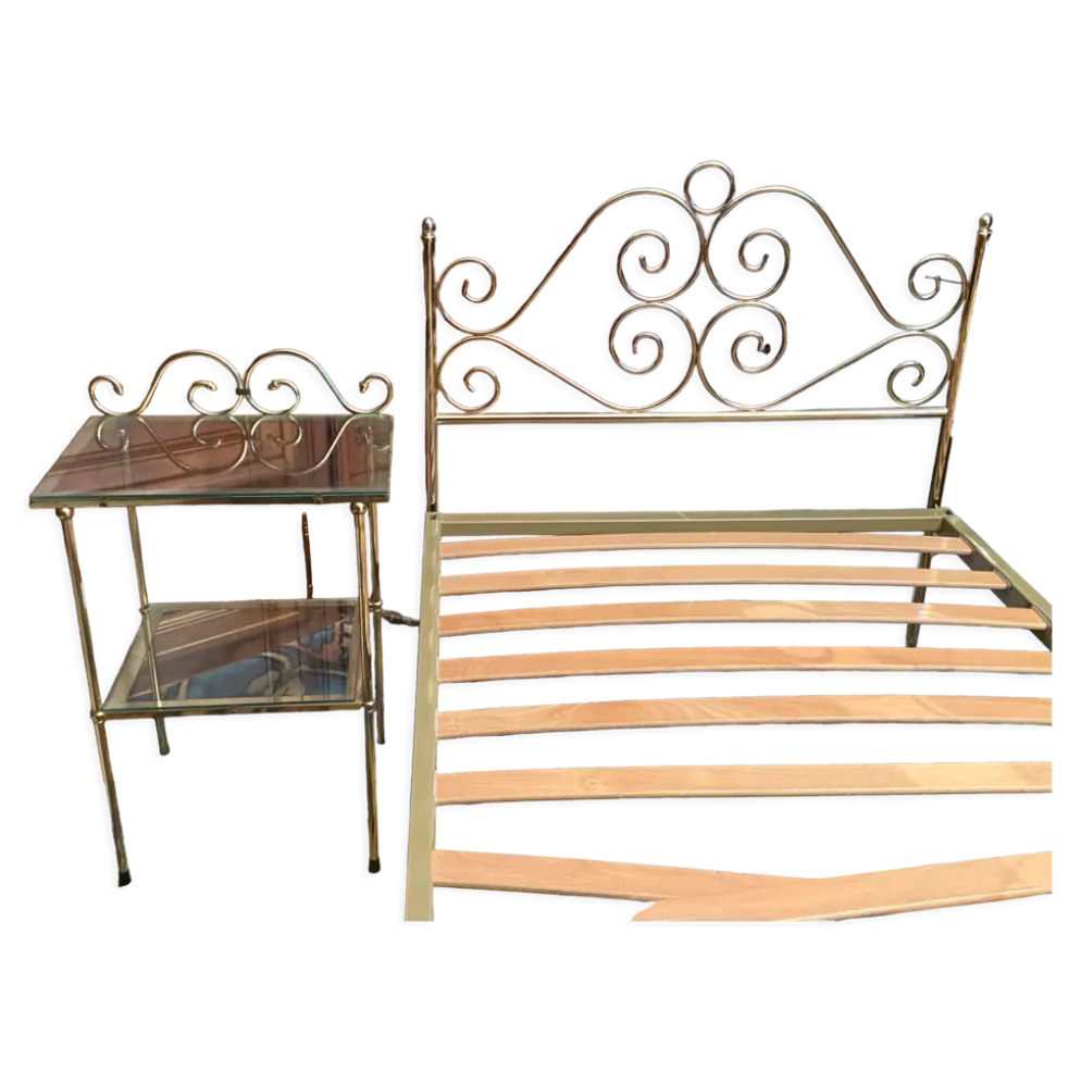 Lit une personne de style romantique en laiton avec table de chevet